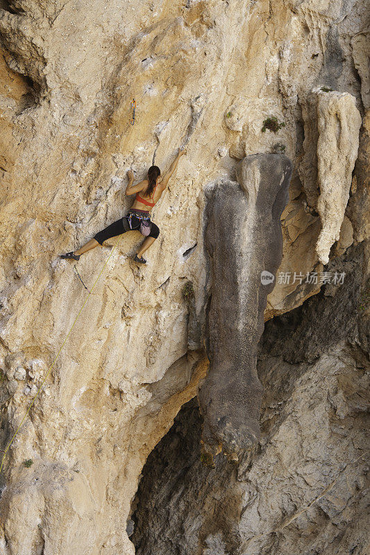 女人rockclimbing