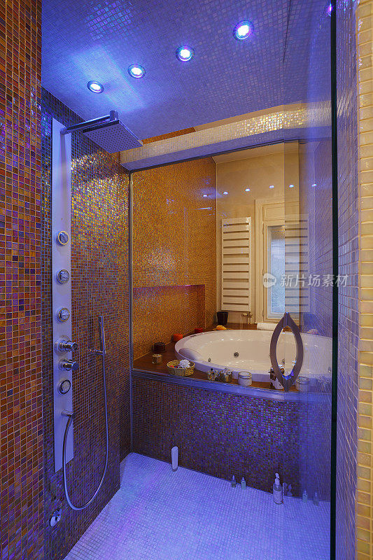 室内现代浴室淋浴和水疗按摩浴缸