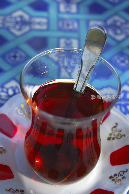 传统土耳其茶杯中的热茶