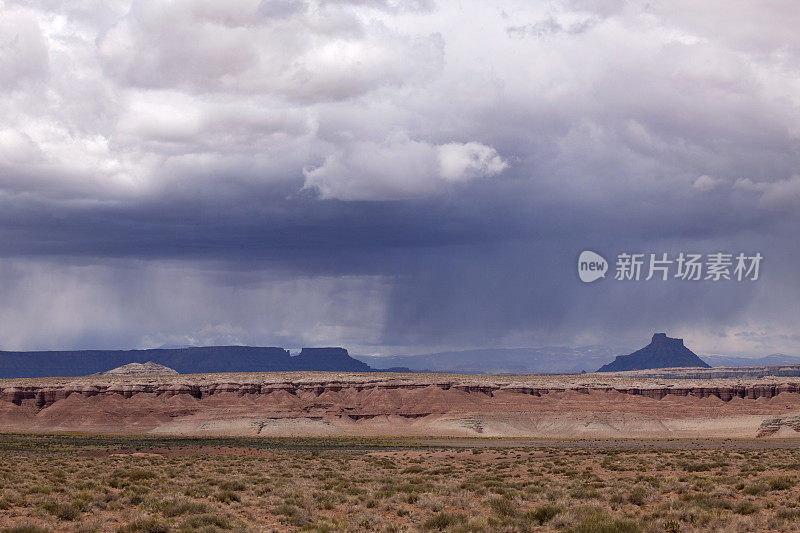 犹他州科罗拉多高原峡谷地上空下着雷暴雨