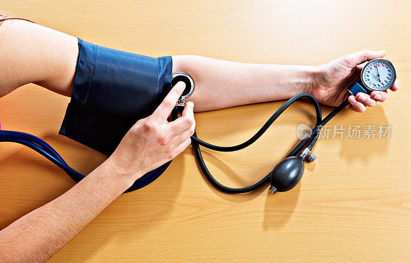 女人检查脉搏点，测量自己的血压