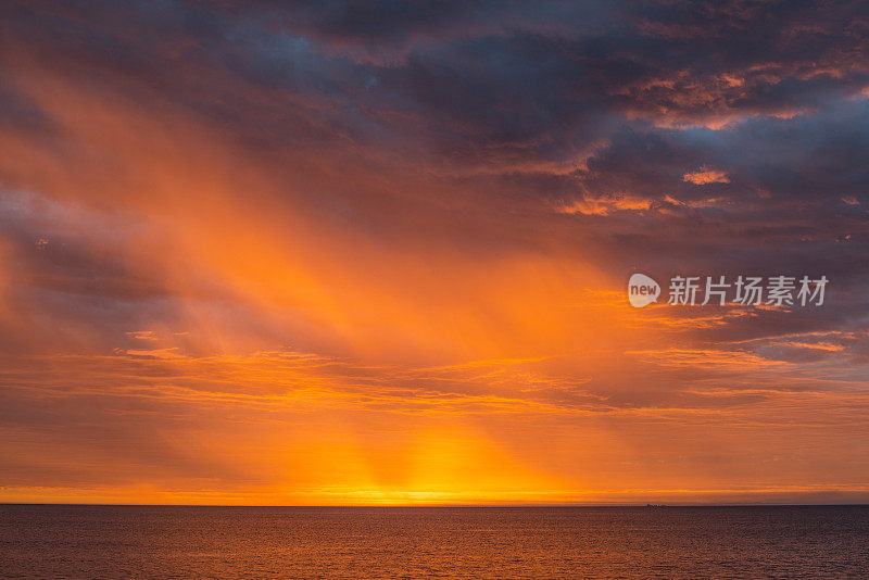 戏剧性的海上日落