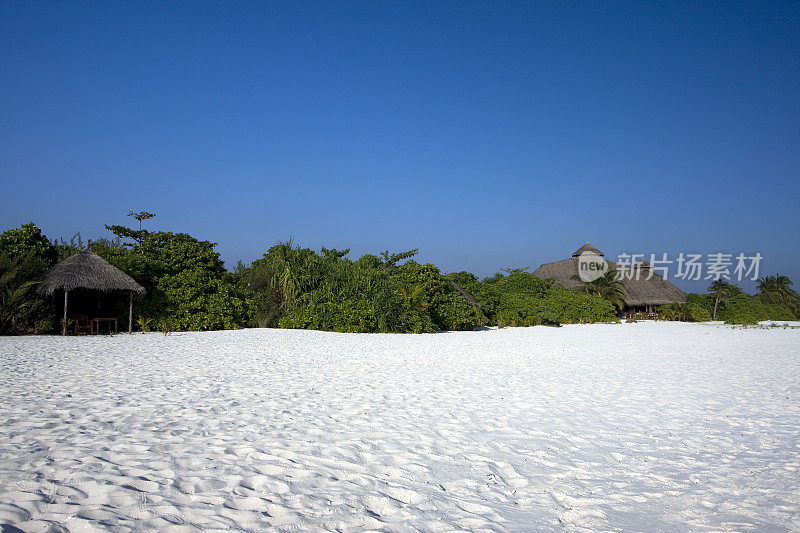 马尔代夫海滩上有小屋和餐馆