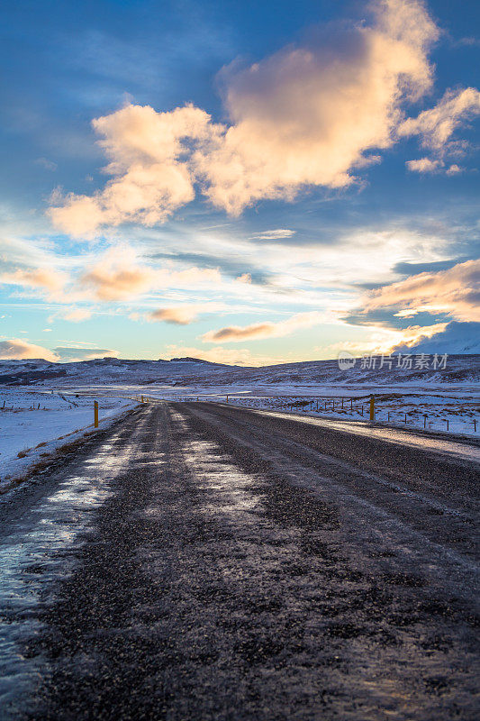 冰岛被雪覆盖的道路
