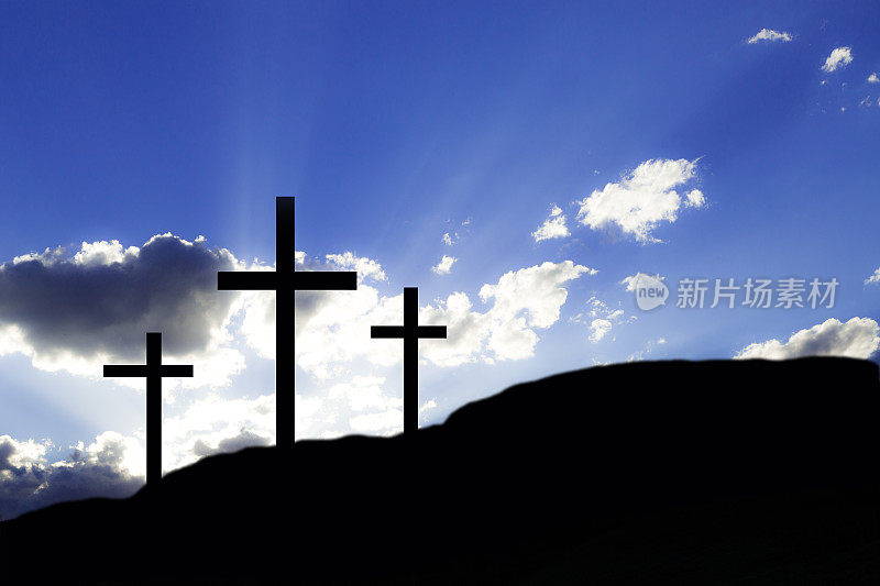 复活节。受难。山上有三个十字架。基督教。
