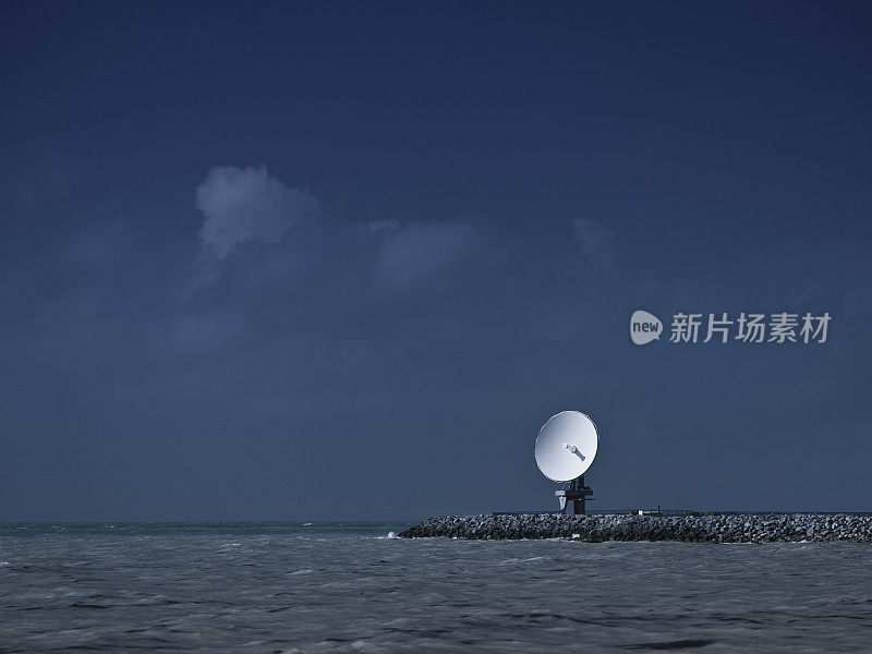 海洋上的卫星接收器