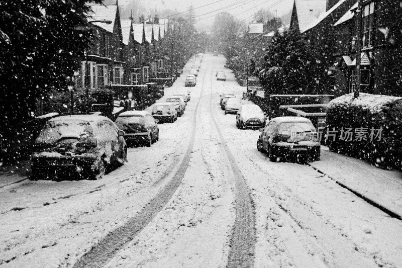 在积雪的街道上停放的汽车