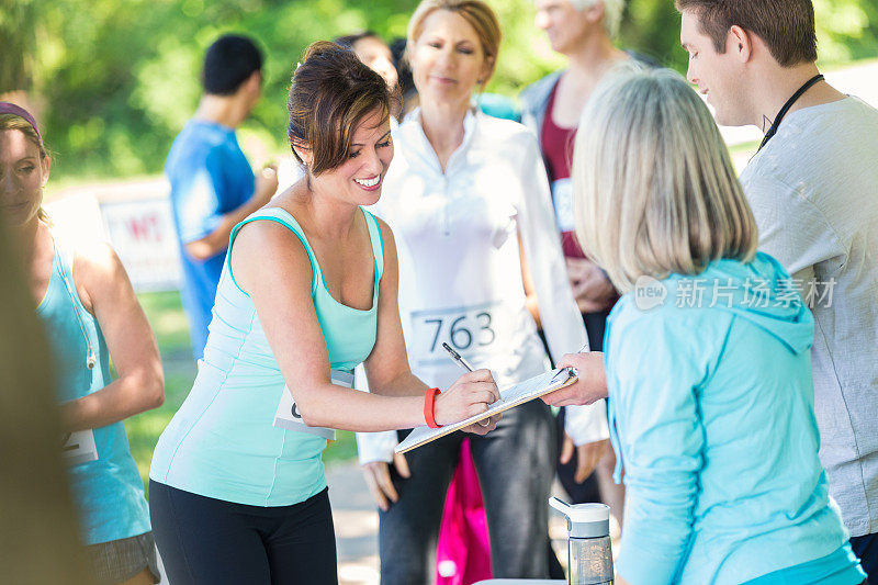 女子报名马拉松或5公里赛跑筹款活动