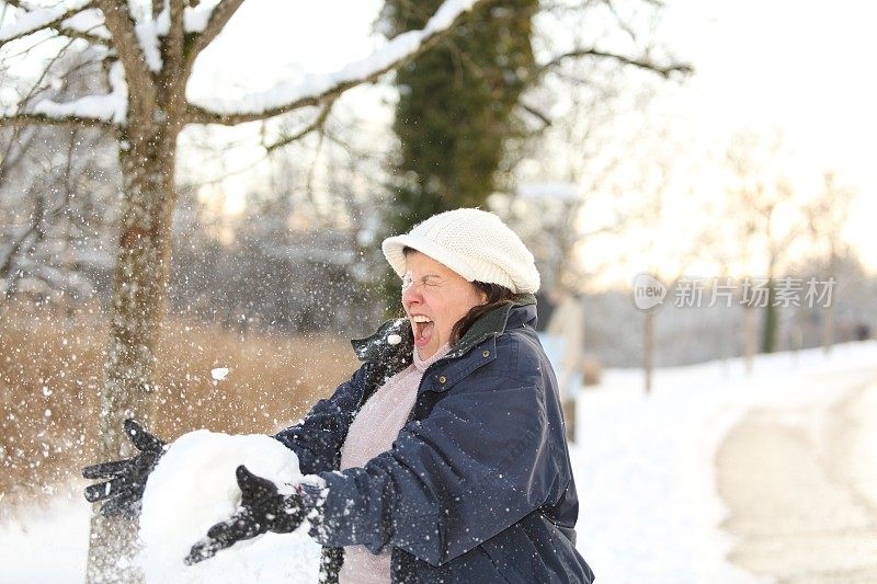 打雪仗