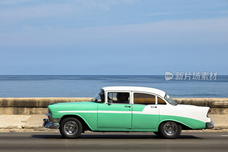 古巴哈瓦那，一辆老式美国车在马勒孔高速行驶