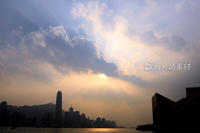 香港维多利亚港日落景观与商业大厦剪影