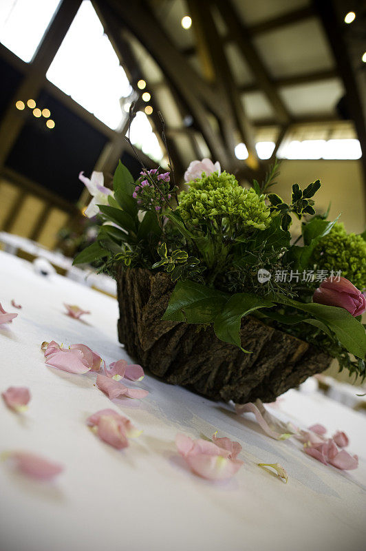婚礼餐桌中心和玫瑰花瓣