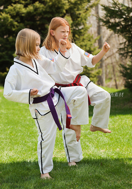 两个年轻女孩学习武术空手道