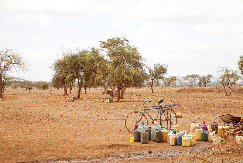 在非常干燥的非洲景观中，水从井中鼓出来。
