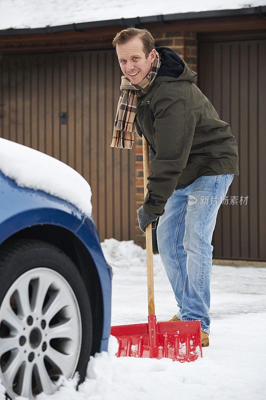 司机从雪中挖掘汽车