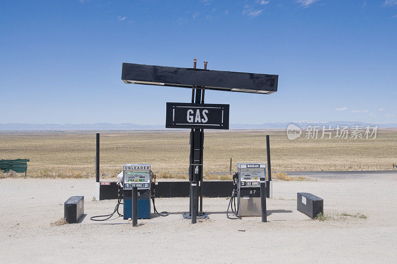 沙漠中孤独的加油站