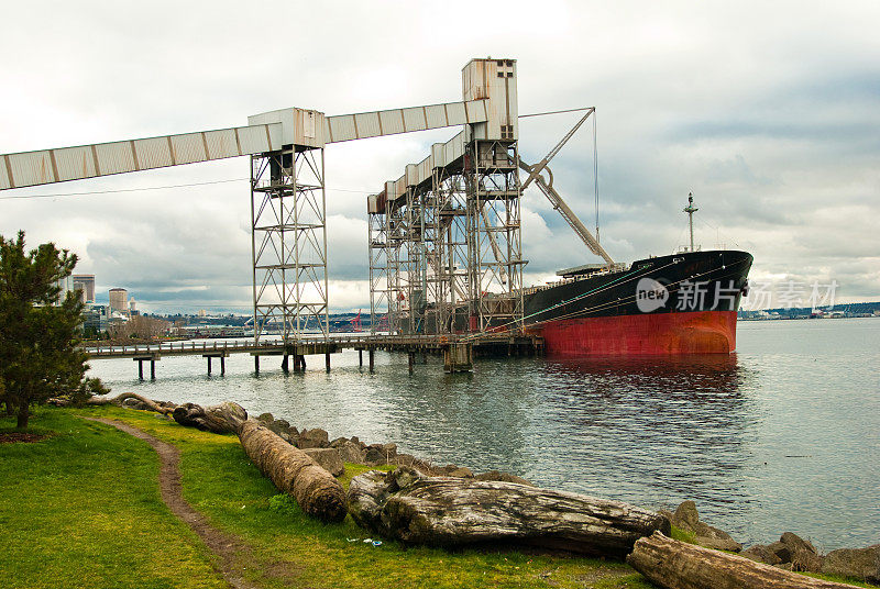 华盛顿州西雅图码头的一艘工业油轮