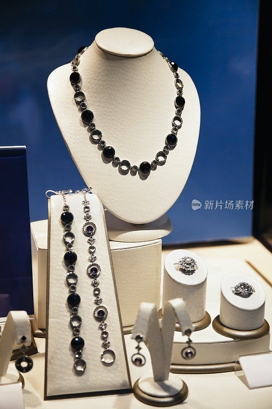 珠宝商店展示的情况下，项链，耳环，戒指