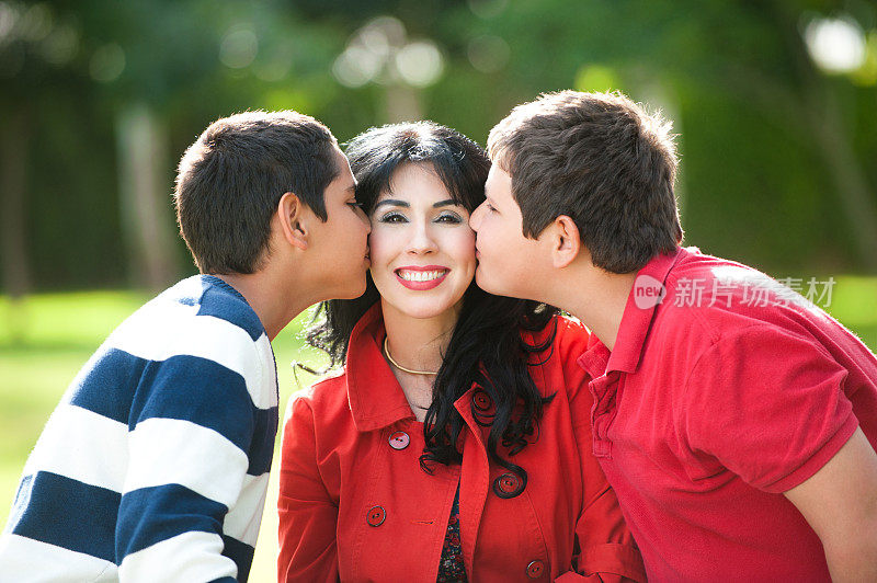 慈爱的儿子亲吻他们的母亲