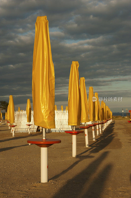 意大利海滩上的黄色雨伞