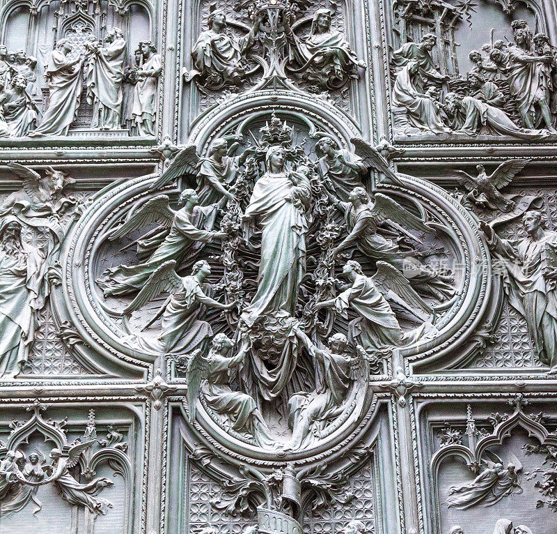 黄铜神圣的哥特式雕塑(米兰大教堂)。