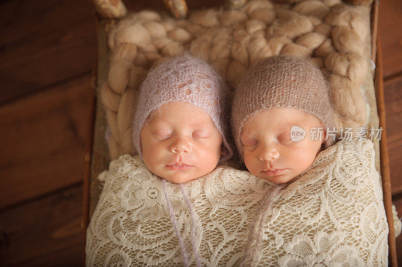 刚出生的双胞胎女儿