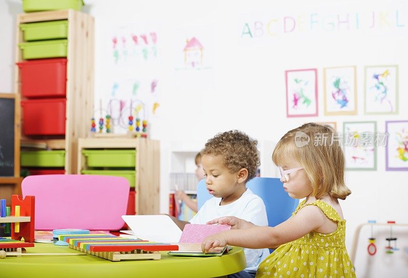 蹒跚学步的孩子在幼儿园里读书