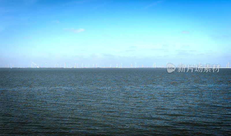 海上的风力涡轮机。