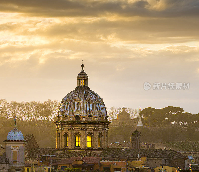 罗马黄昏与教堂圆屋顶，意大利罗马