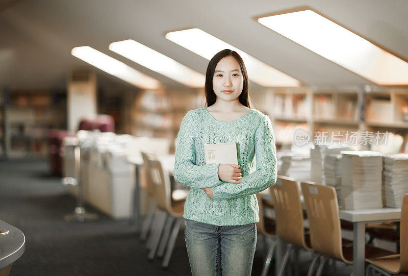 青少年学生站在图书馆里