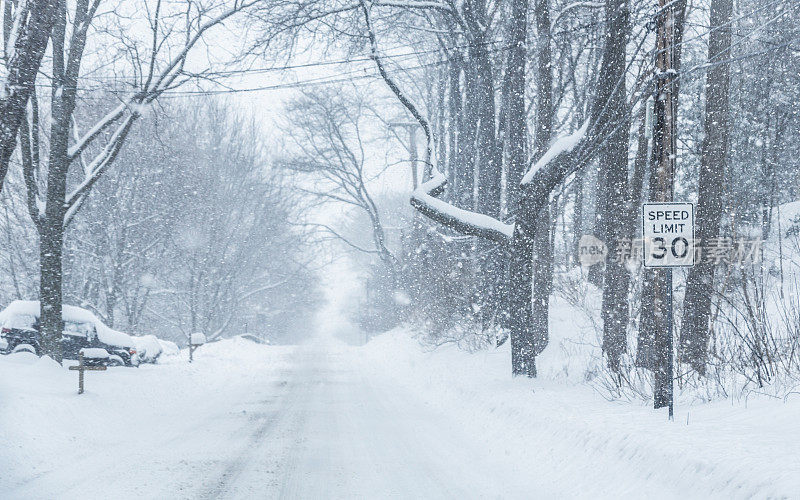 暴风雪吹雪花乡村公路限速标志