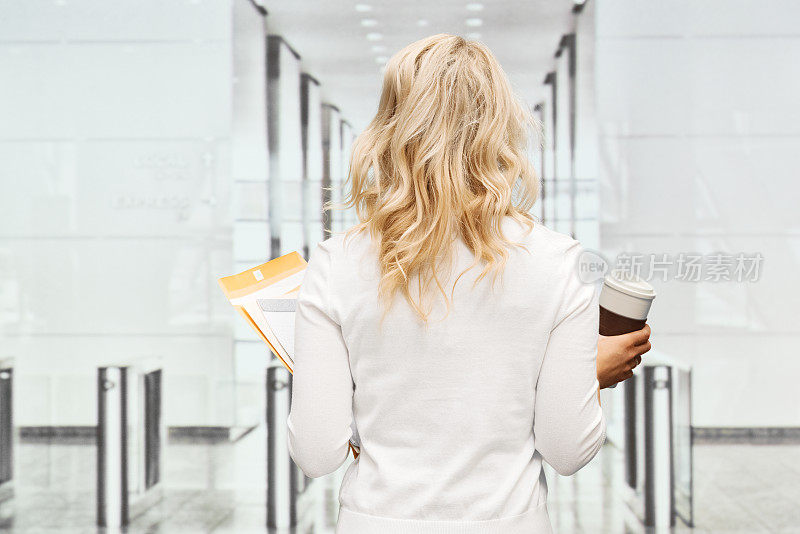 商人走进办公室