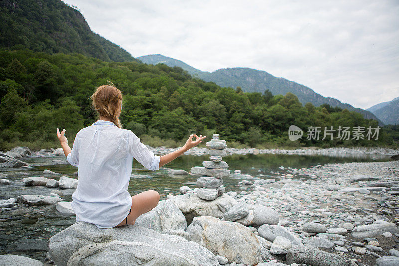 瑜伽，美丽，自然和自由