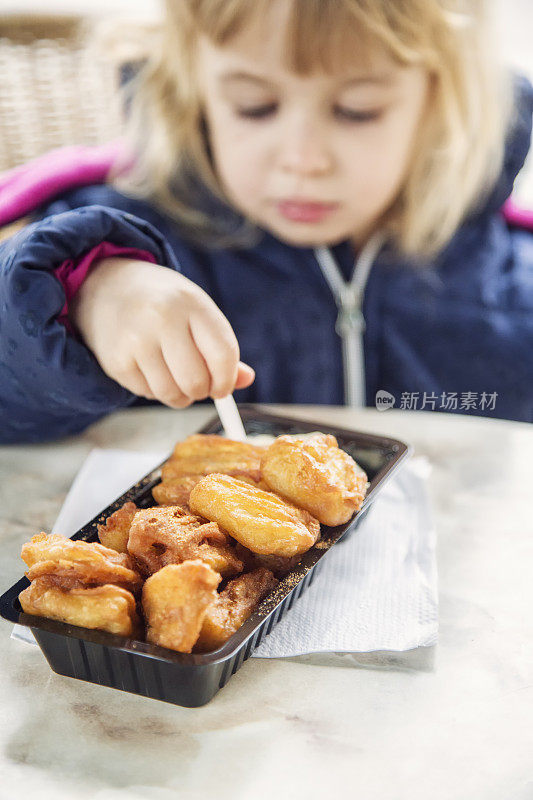 吃杂碎鱼的小女孩