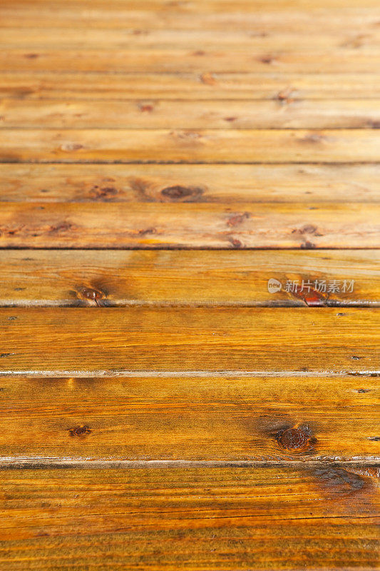 新染色的木甲板或木板路