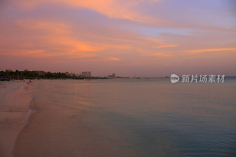 戏剧性的日落在棕榈滩，阿鲁巴天际线，加勒比海