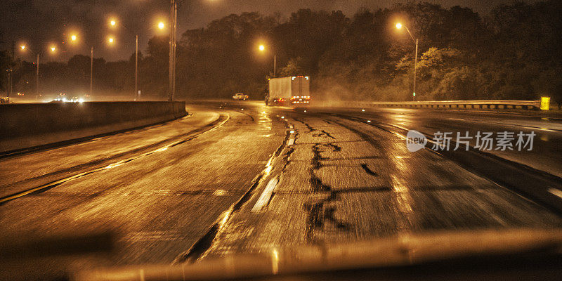 湿滑暴雨高速公路上超速行驶