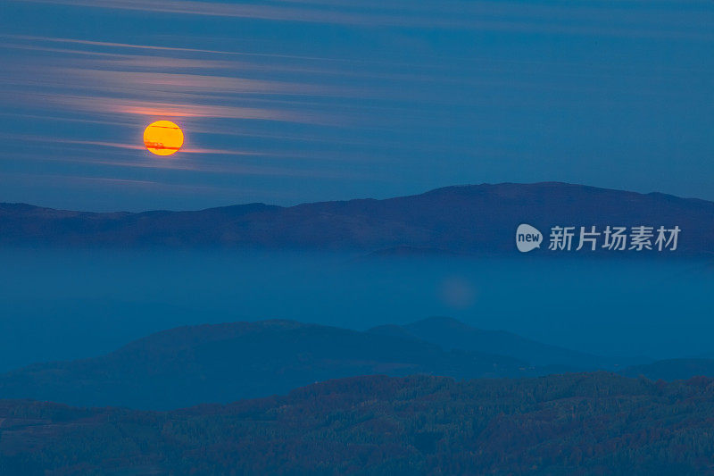 夜间的山脉