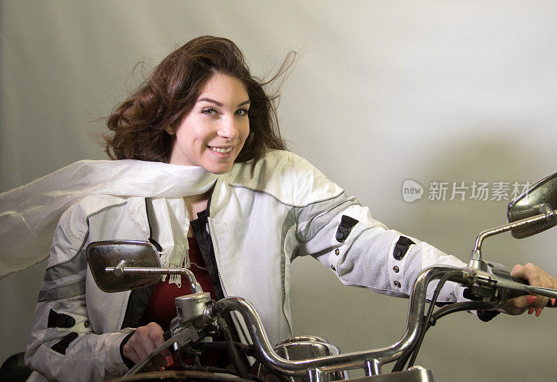 微笑的年轻女性摩托车手
