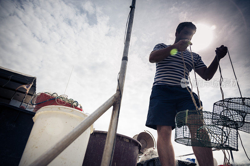 渔夫在准备渔网