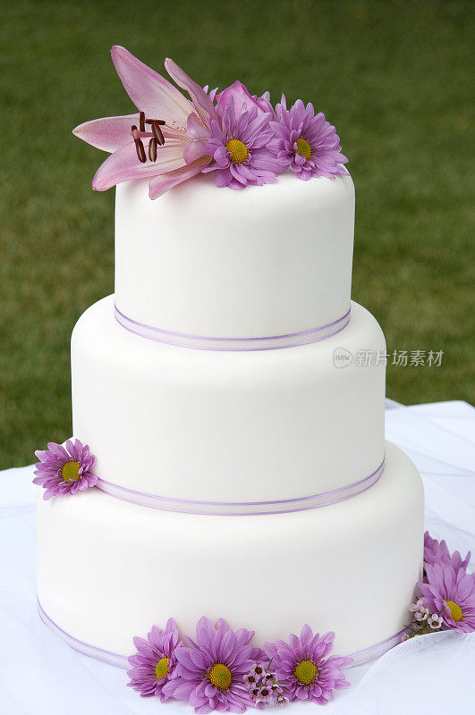 粉色花婚礼蛋糕