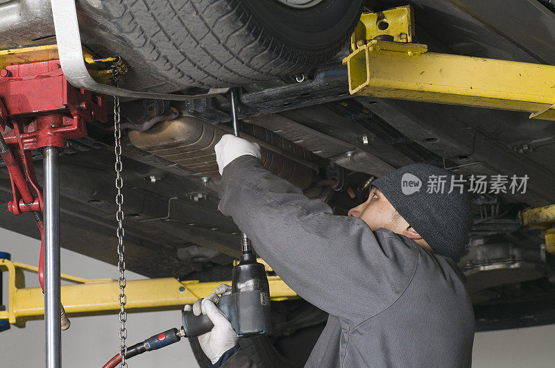 汽车修理工使用电动螺丝刀