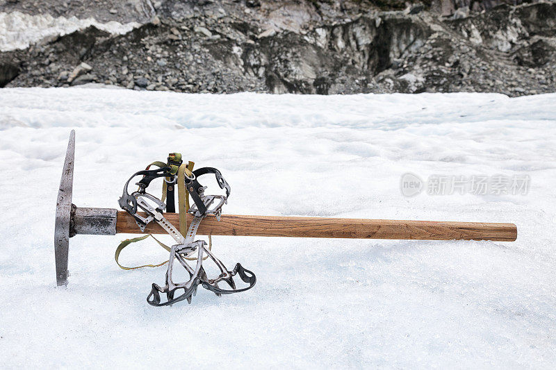 新西兰弗朗茨约瑟夫冰川上的冰爪和冰斧