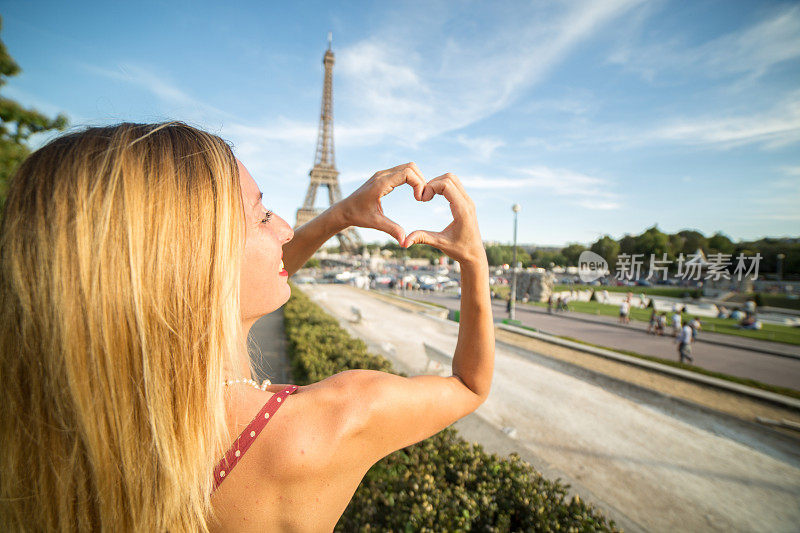 巴黎的年轻女子把埃菲尔铁塔做成心形