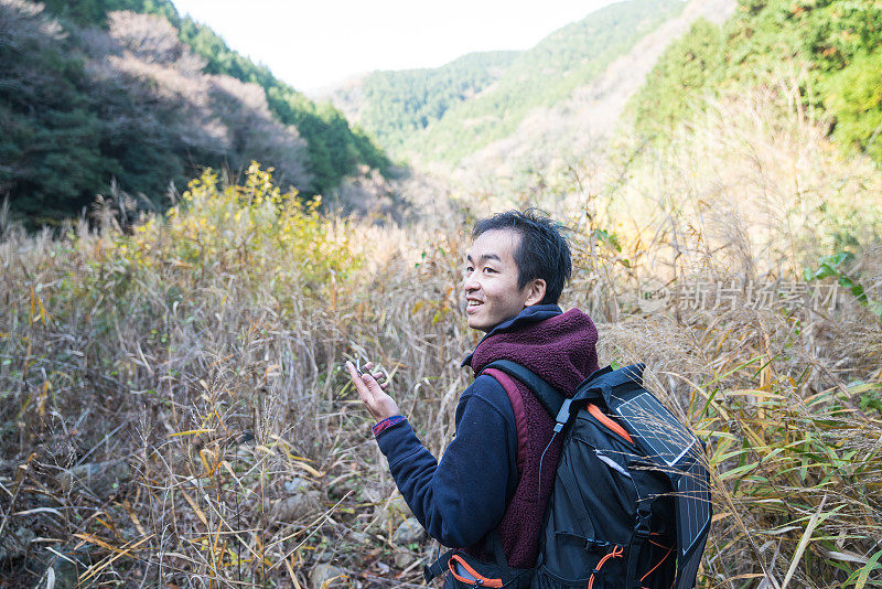 人类用太阳能电池驱动的智能手机探索荒野