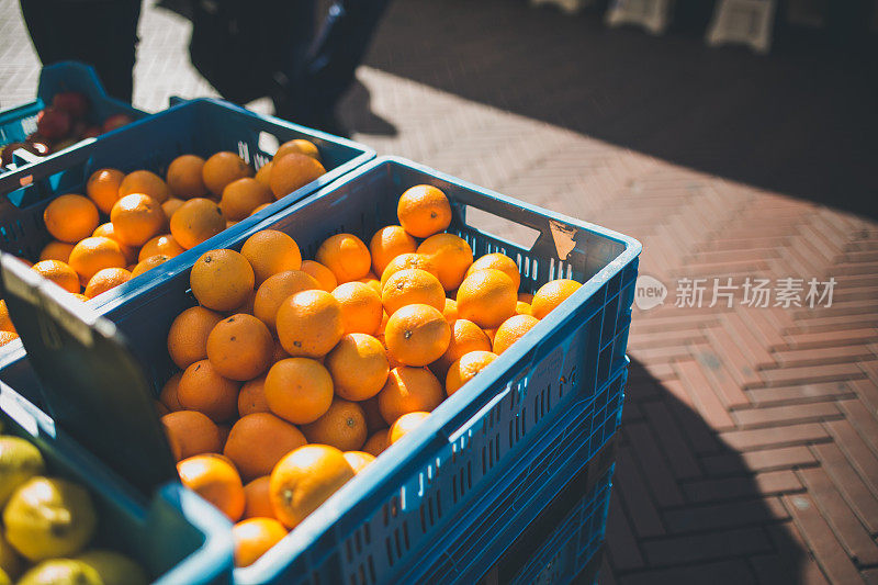 市场上的新鲜橙子