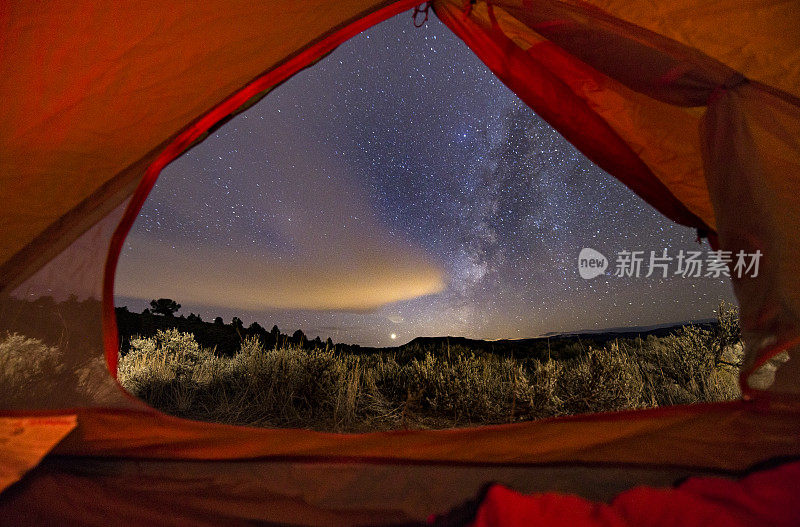 银河系的观点，望出帐篷露营