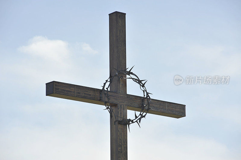 带有荆棘冠的基督教十字架
