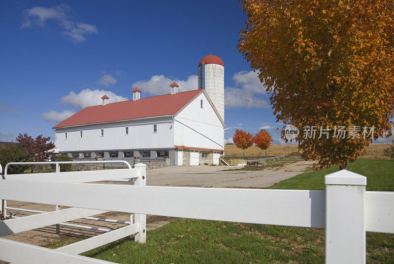 宾夕法尼亚州红色屋顶谷仓和筒仓与秋天颜色的树