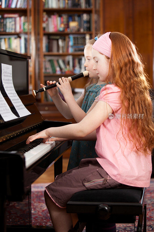 小女孩们在弹钢琴和吹长笛